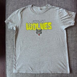 Chicago Wolves AHL Hockey Youth Claw SS T-Shirt Tee in Gray + Yellow  | Sz Med
